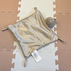 はらぺこあおむしとウサギのぬいぐるみの画像