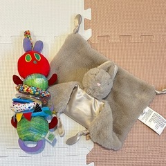 はらぺこあおむしとウサギのぬいぐるみ