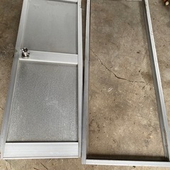 アルミ戸　外枠付き　付属品ありの画像