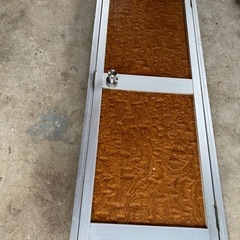 アルミ戸　外枠付き　付属品ありの画像