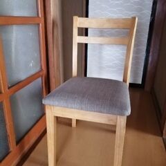 椅子一脚3500円　　二脚7000円　新品