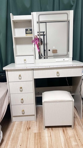 ドレッシングテーブル。