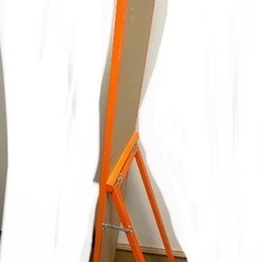 オレンジ色の姿見の画像