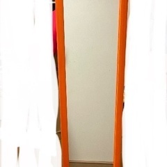 オレンジ色の姿見