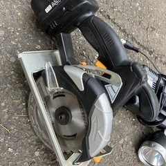 丸鋸とライトの画像