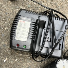 丸鋸とライトの画像