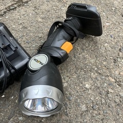 丸鋸とライトの画像