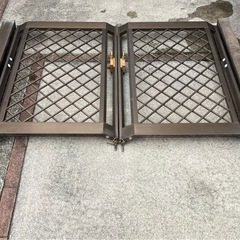 [済]取り外したアルミ製の門扉の画像