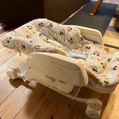 ミッキーのハイローチェア（スウィングベッド）と 授乳用クッションの画像