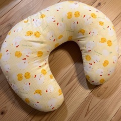 ミッキーのハイローチェア（スウィングベッド）と 授乳用クッションの画像