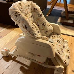 ミッキーのハイローチェア（スウィングベッド）と 授乳用クッションの画像