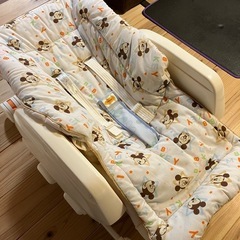 ミッキーのハイローチェア（スウィングベッド）と 授乳用クッションの画像