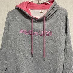 グレーとピンクのパーカー