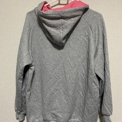 グレーとピンクのパーカーの画像