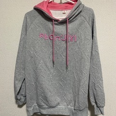 グレーとピンクのパーカーの画像