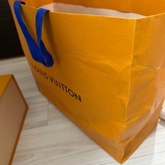 VUITTON CHANEL 紙袋とボックスの画像