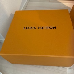 VUITTON CHANEL 紙袋とボックスの画像