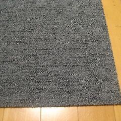 日本製タイルカーペット厚み6.5㎜・1枚２１０円・在庫３４枚（１５１０）未使用品の画像