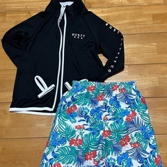 ラッシュガードと水着