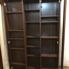 ガラス扉付き本棚の画像