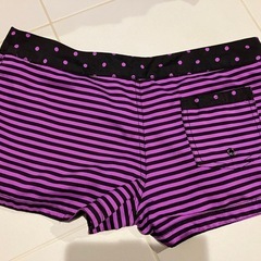 リバーシブル⭐︎ロキシー ROXY  ショートサーフパンツ　一枚二役 パープル＆黒　サイズMの画像