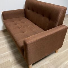 コンパクトな2人掛けソファの画像