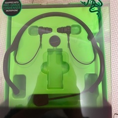 ぬいぐるみ、ヘッドセット、カードの画像