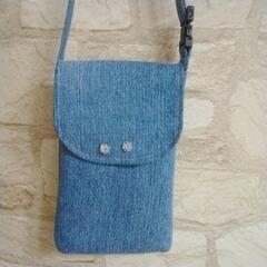 ミシンを使って、バック👝、その他、裾上げ等お直をお受けしています。