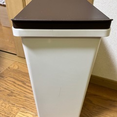 ゴミ箱、リサイクル箱など