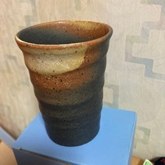 陶器のコップ二つ