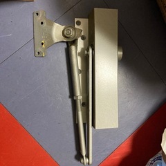 見ての通り扉に取り付ける部品四つ
