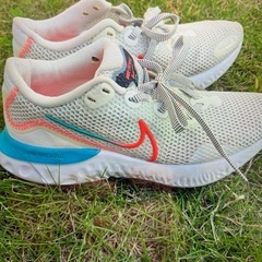 明日処分します　数回使用のみ NIKE 23cm ゴルフシューズ ランニングシューズ　ナイキ スニーカー レディース 女性 靴 スポーツ ジム  ブランド の画像
