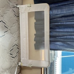 赤ちゃんの転倒防止　ベッドガードの画像