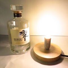 LEDオリジナルボトルランプ　テーブルランプ　サントリー響 JAPANESE HARMONY 700ml　ウッドベース ウィスキー瓶でのハンドメイドデスクランプ　テーブルランプ　インテリア　家庭用コンセントで利用　 ディスプレイ　オブジェ　店舗照明　関節照明　プレゼントにもの画像