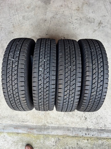 ハイエースにバリ山スタッドレス❗️早期引取り優遇‼️