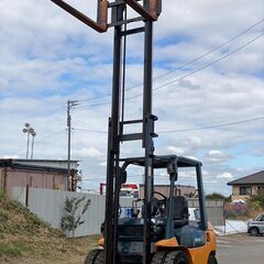 【T-0049】TOYOTA　7FD25　ディーゼル（軽油）GENEO25　2.5t フォークリフト　MT　最大揚高4m　ノーパンクタイヤ　フロントWタイヤの画像