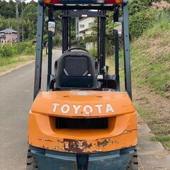 【T-0049】TOYOTA　7FD25　ディーゼル（軽油）GENEO25　2.5t フォークリフト　MT　最大揚高4m　ノーパンクタイヤ　フロントWタイヤの画像