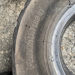 フォークリフト、ノーパンクタイヤの画像