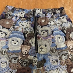 クマの絵柄のロングスカートの画像