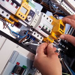 🔥高額求人🔥月給40万円可能💰即日勤務OK👍カンタン応募✨電気工事士👷若手スタッフも活躍中💪の画像