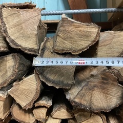 コナラ2年乾燥済みの薪の画像