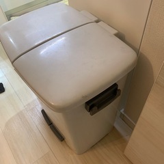 分別ゴミ　ダストボックスの画像