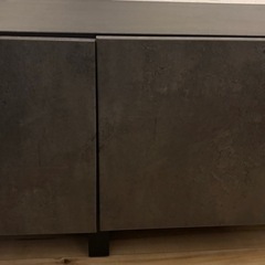IKEA ベストー テレビ台 ブラックブラウン ダークグレー コンクリート調 扉付きの画像