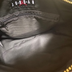 ジョーダンモノグラムダッフルバッグ Jordan Monogram Duffle Bag（Black/Gold)MA0759-023） の画像
