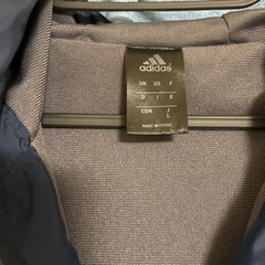 adidasウィンドブレーカーの画像