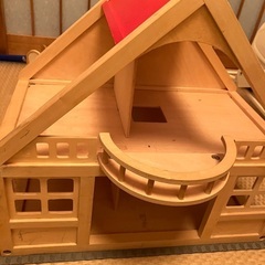 木のドールハウス付属品付き