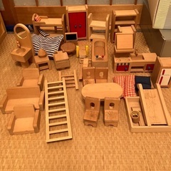 木のドールハウス付属品付きの画像