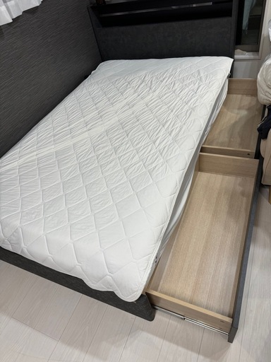 早期連絡者優先！セミダブルベッド マットレスとシーツ3点付き そのまま寝れます！