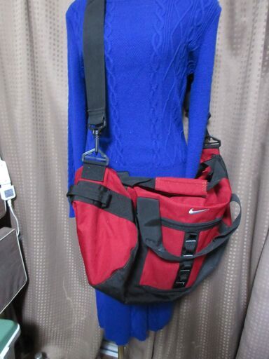 ナイキ　ボストンバック　赤　大き目　いくらなら買います？