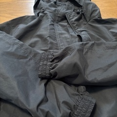 ジーユー　ウィンドブレーカーの画像